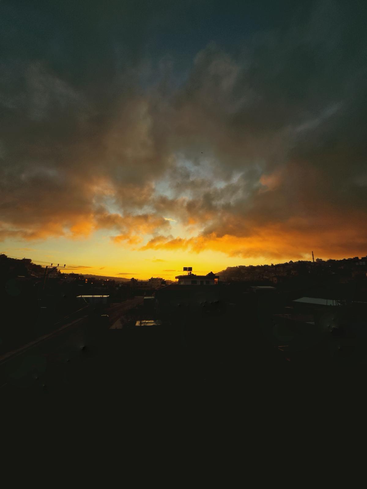 شروق الشمس في قرية قصرة، بعدسة ابن قصرة السيد محمد نزال